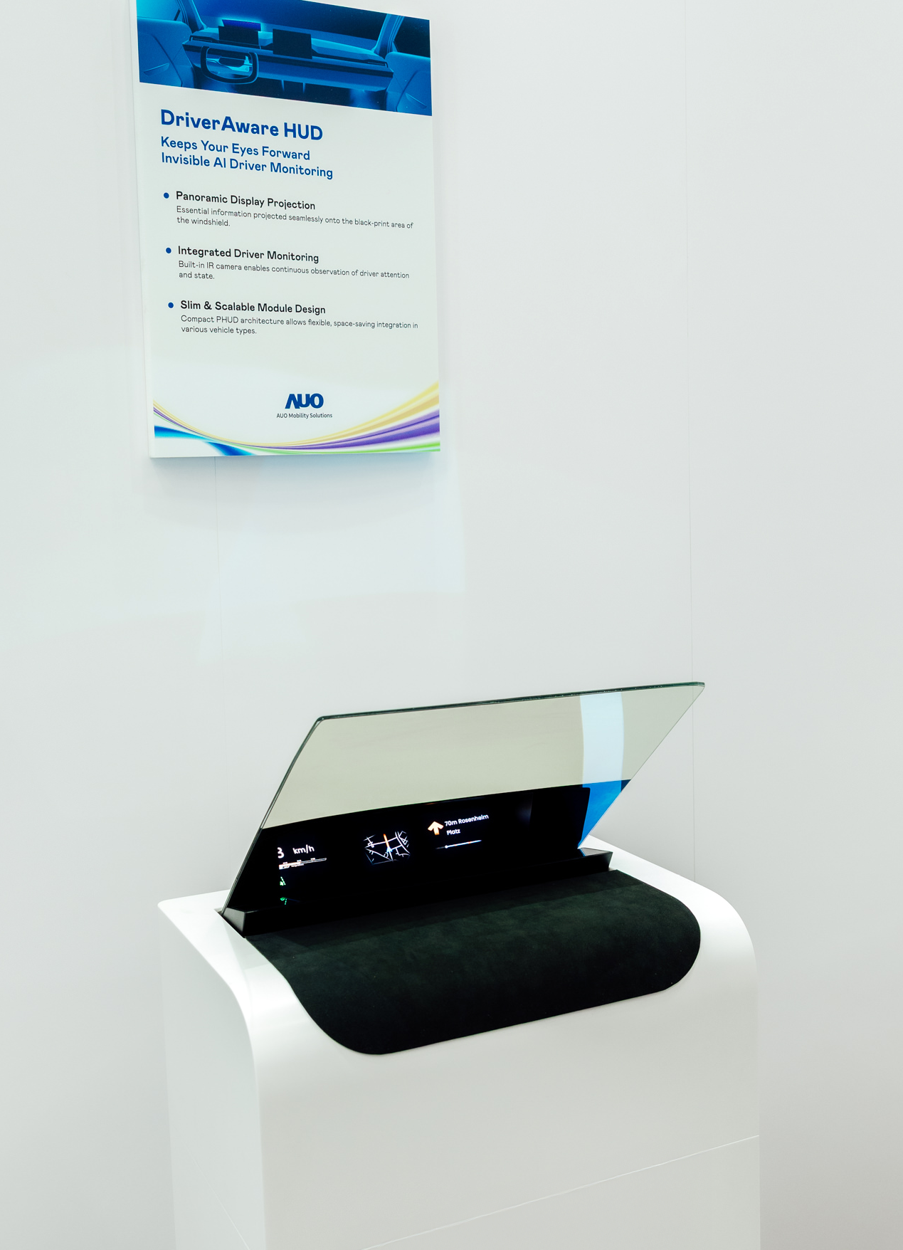 DriverAware HUD结合抬头显示器与隐藏式红外线摄影机，将车速、导航及警示讯息投影于挡风玻璃上，完美对齐驾驶目不离路的视线，同时，透过AI 监控驾驶注意力以提升安全性。